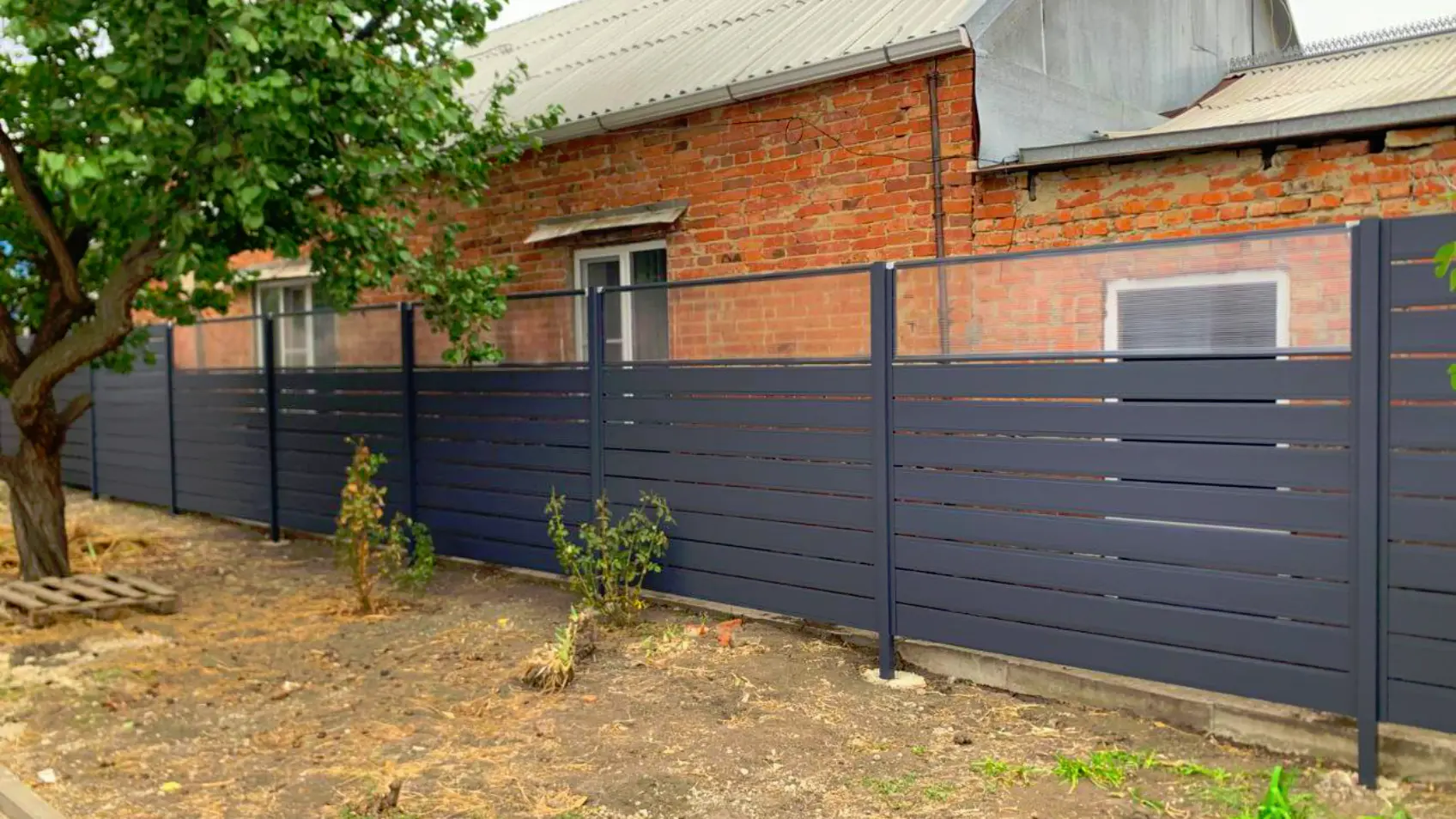 Фото 1 Забор ранчо металлопланкен 7024 МАТТЕ Серый Графит матовый