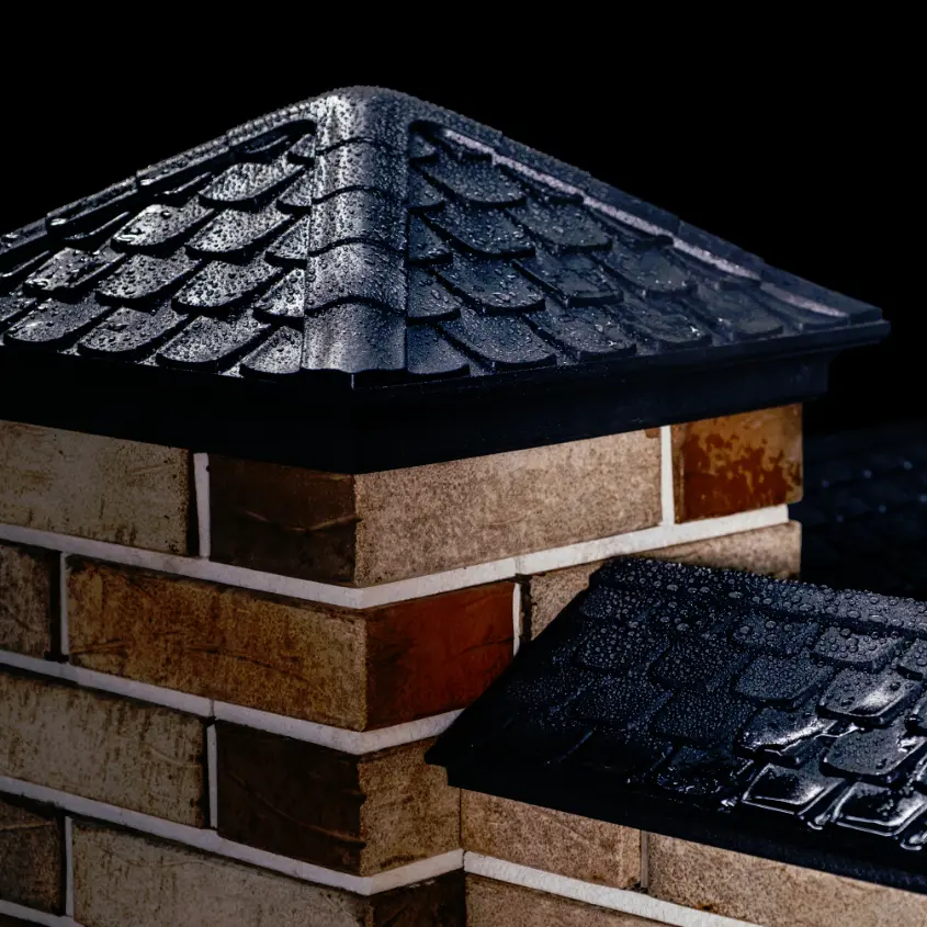 Фото 9 колпаки и парапеты Эльбрус Черный на кирпичном заборе