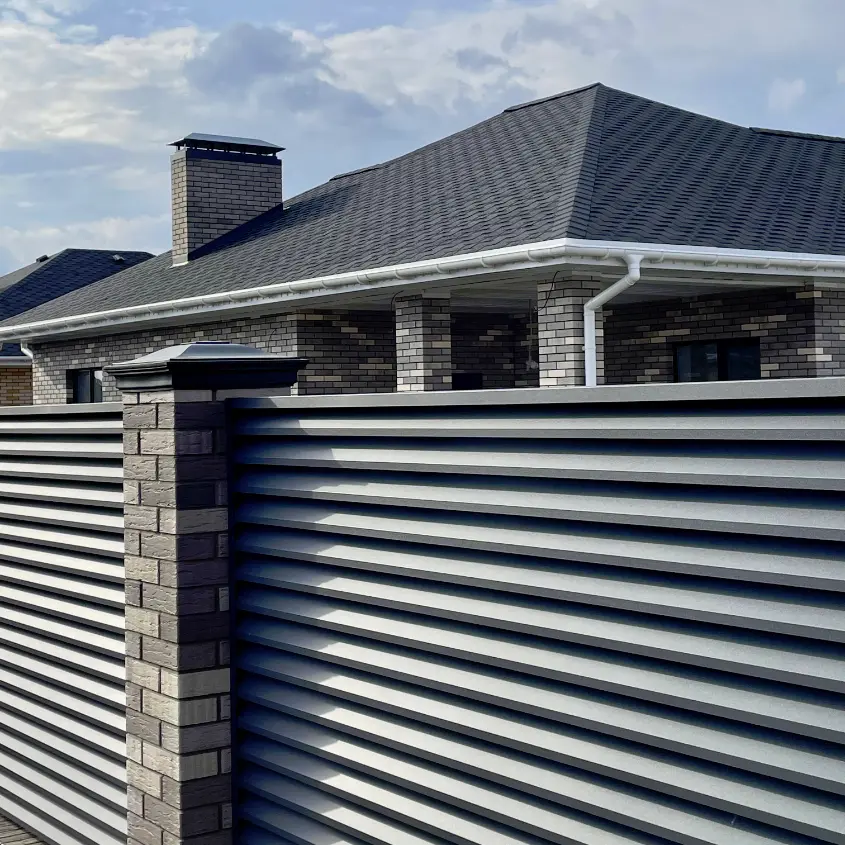 Фото 1 колпак Monblan Серый на столбах забора типа жалюзи