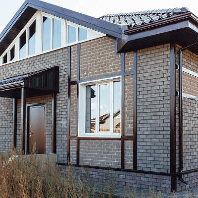 Фaсадная плитка Hauberk коллекция Кирпич цвет Серо-Бежевый на фасаде дома фото 2